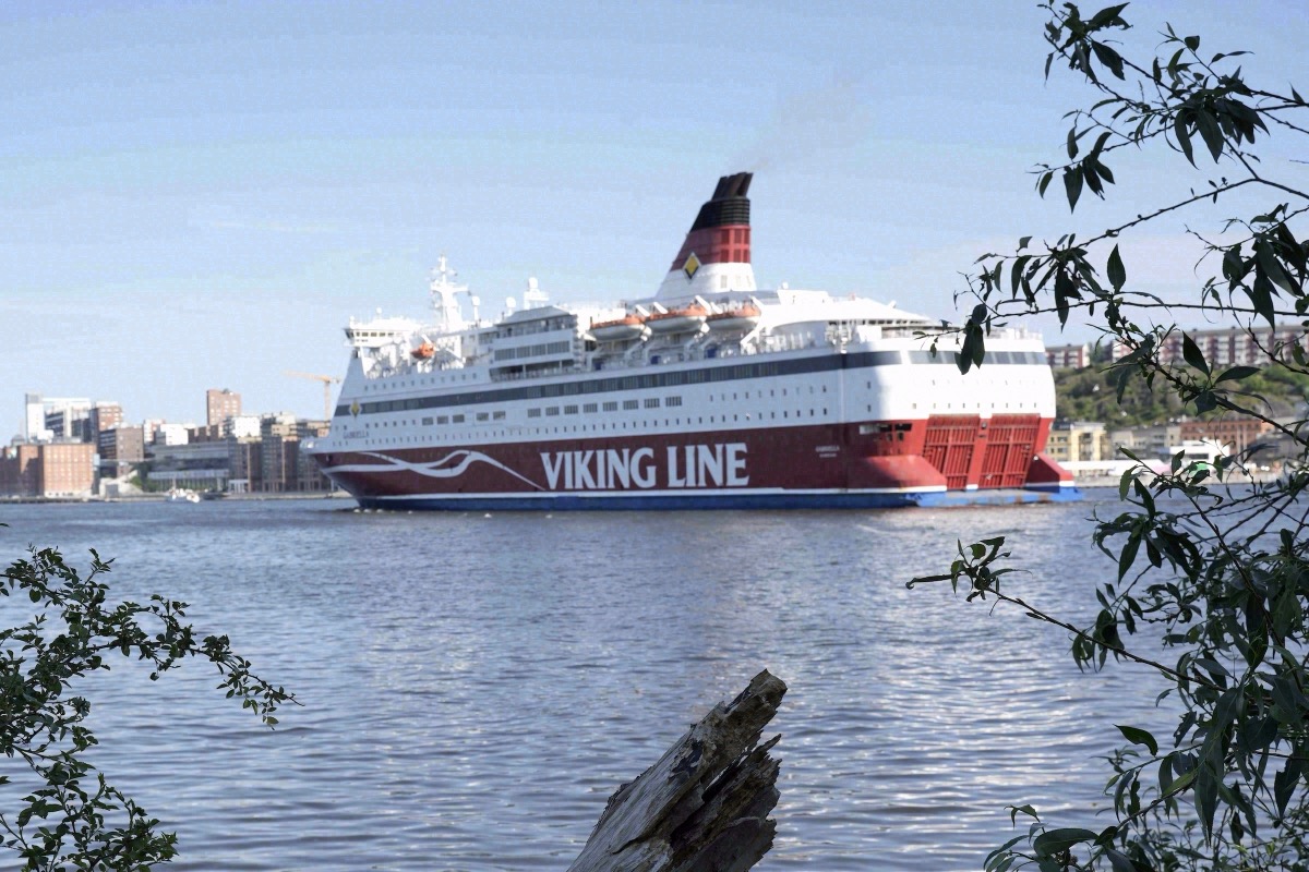 Eine Viking-Line-Fähre verlässt den Hafen von Stockholm